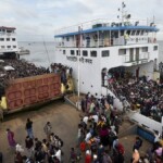 Promy pełne pasażerów na terminalu w Munshiganj na obrzeżach Dhaki. Fot. Agencja Xinhua Promy pełne pasażerów na terminalu w Munshiganj na obrzeżach Dhaki.