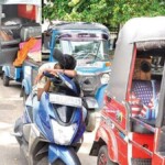 Kryzys paliwowy na Sri Lance: mieszkańcy w poszukiwaniu możliwości zatankowania swoich pojazdów.